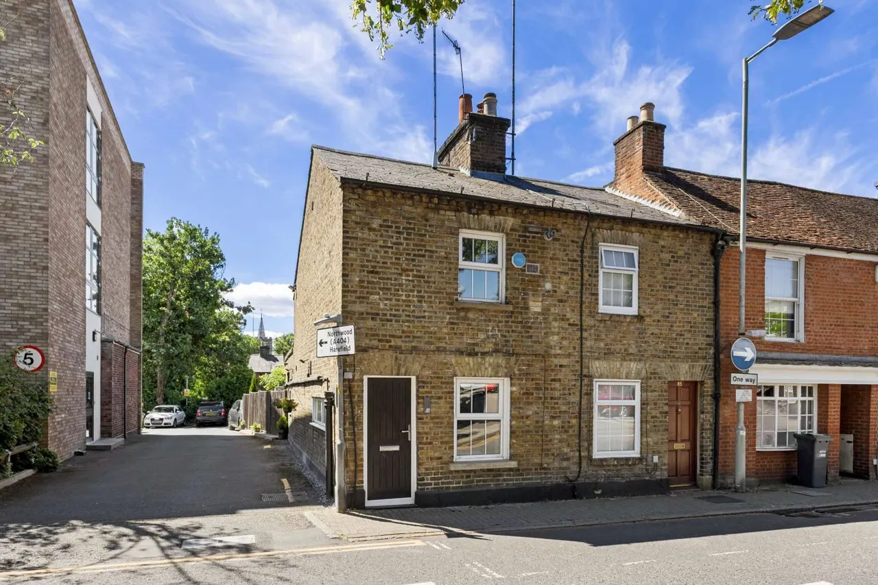 2 bed house for sale — High Street, Rickmansworth, Hertfordshire, WD3 1EF