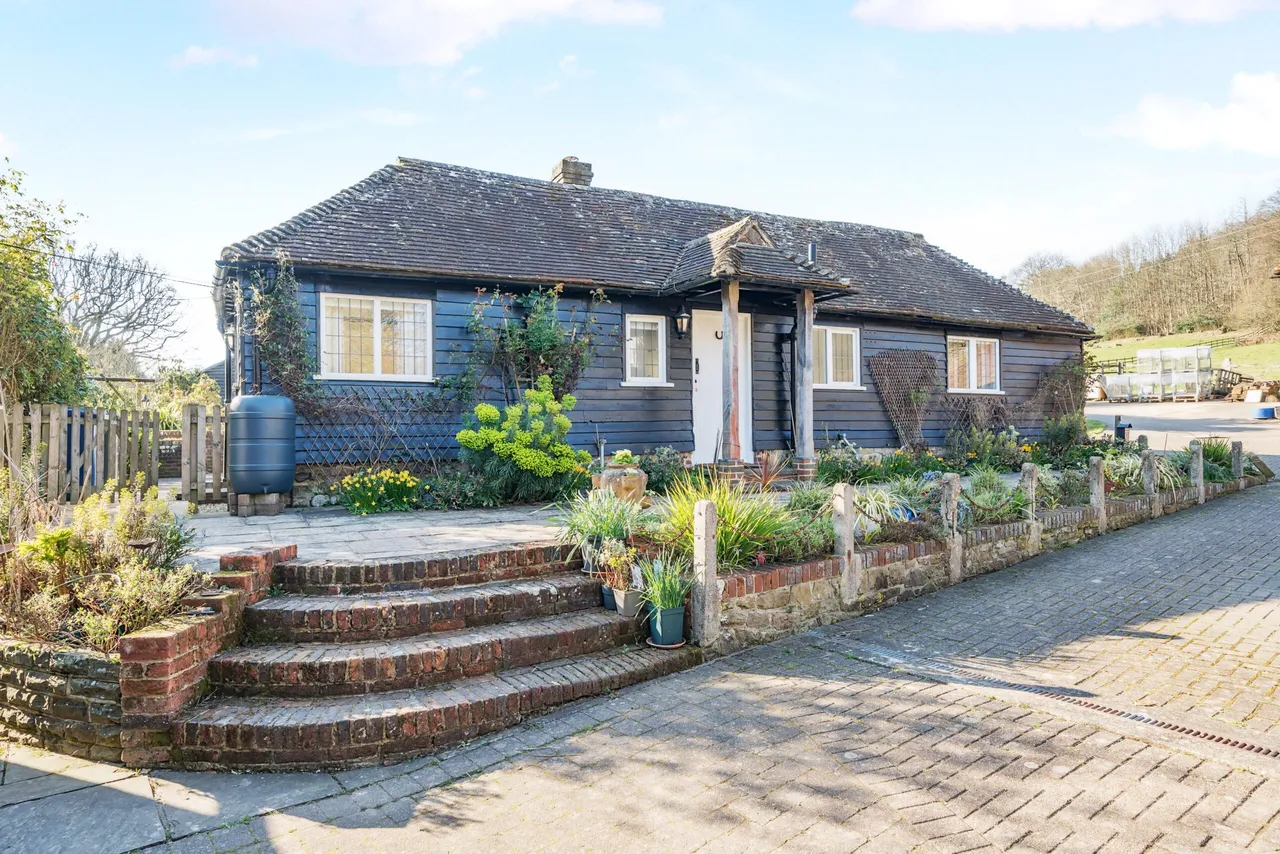 2 bed house to rent, Boundless Road, Godalming, GU8