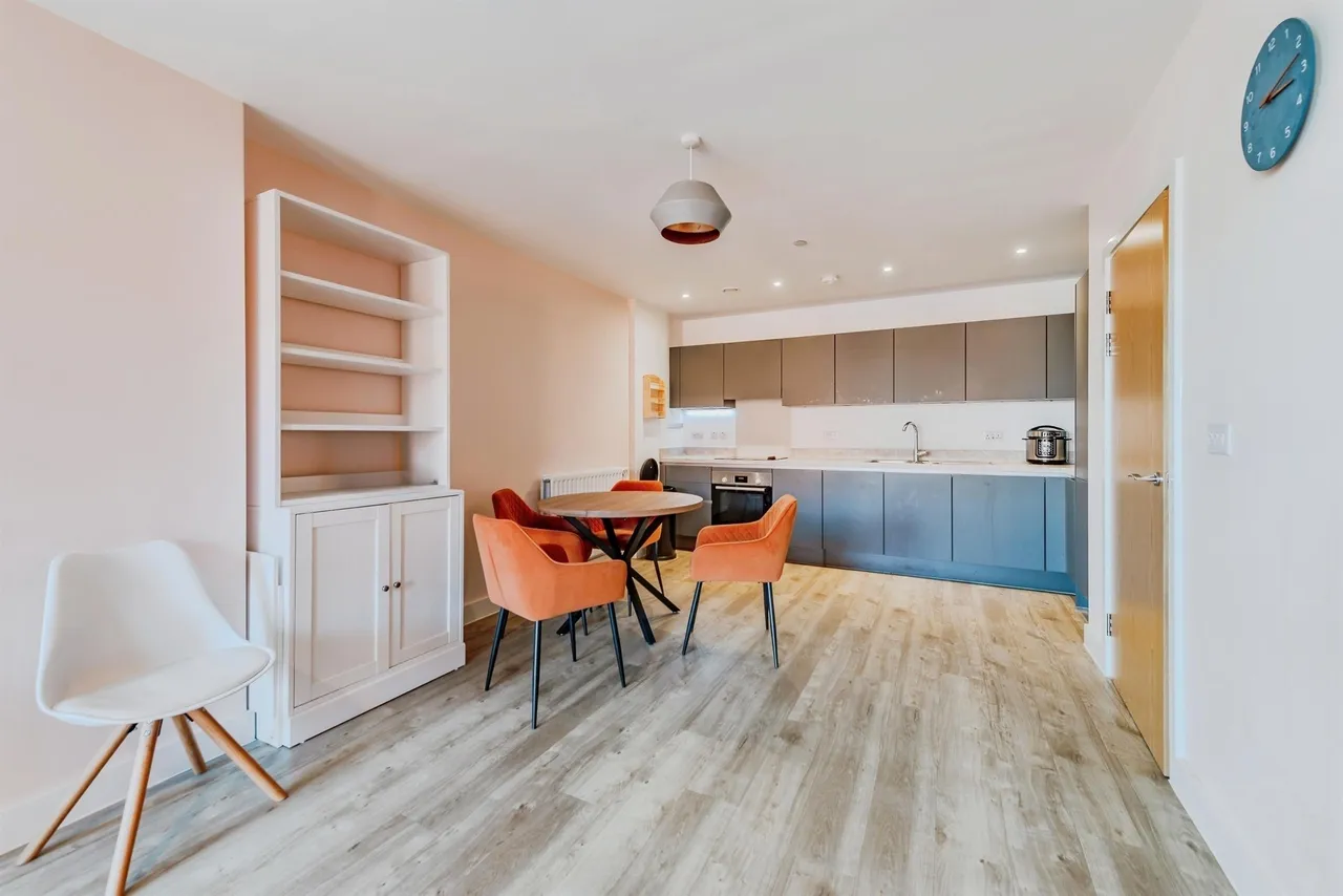 Marketfield Way, Redhill, RH1, photo 3