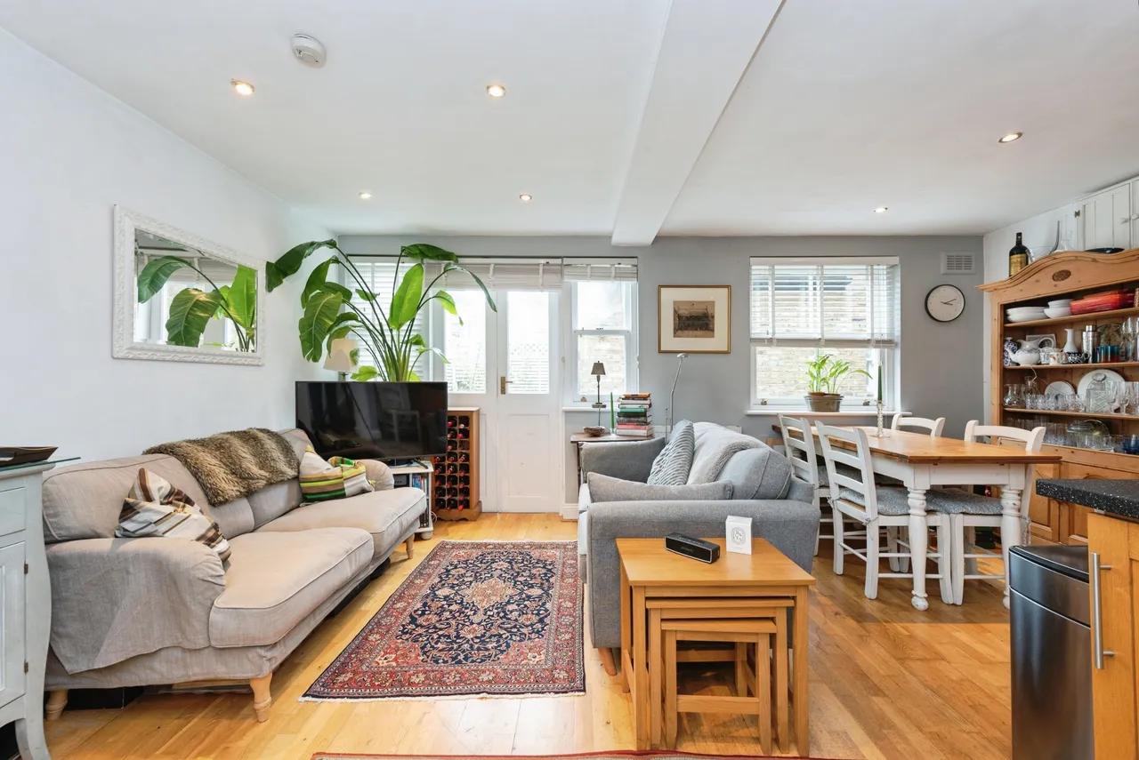 2 bed flat for sale, Roehampton Lane, London, SW15