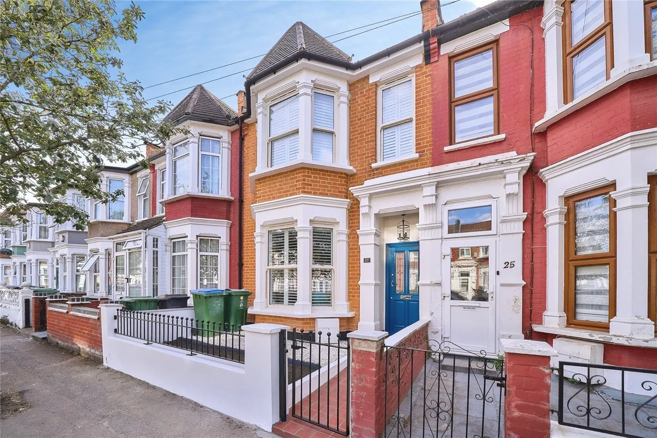 5 bed house for sale — Leasowes Road, London, E10