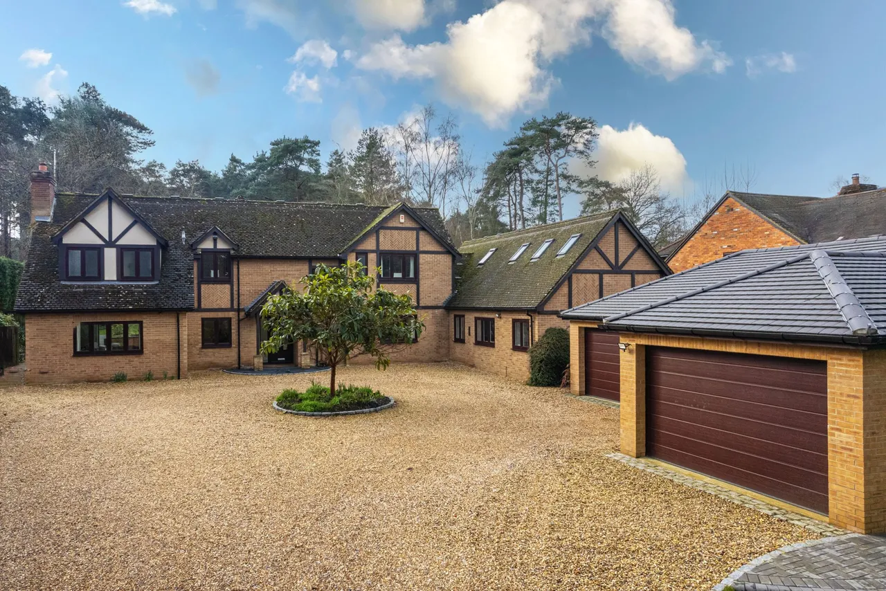 6 bed house for sale — Heathmere Heath Ride, Finchampstead, Wokingham, RG40 3QN