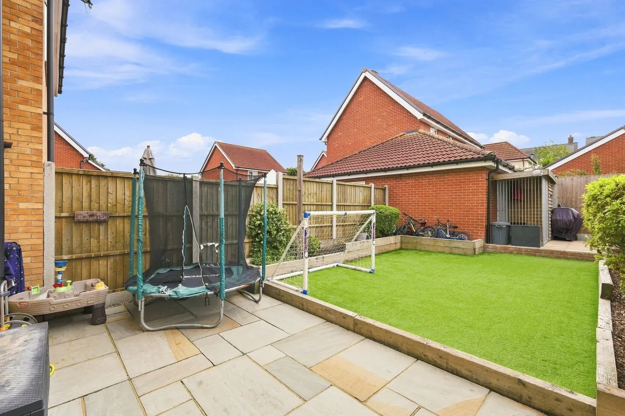 Warwick Crescent, Dunton Fields, Basildon, SS15, photo 5