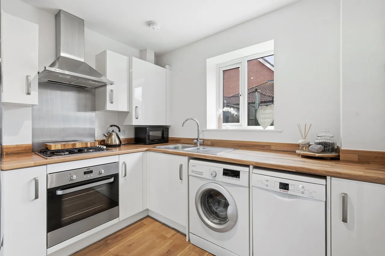 Warwick Crescent, Dunton Fields, Basildon, SS15, photo 6