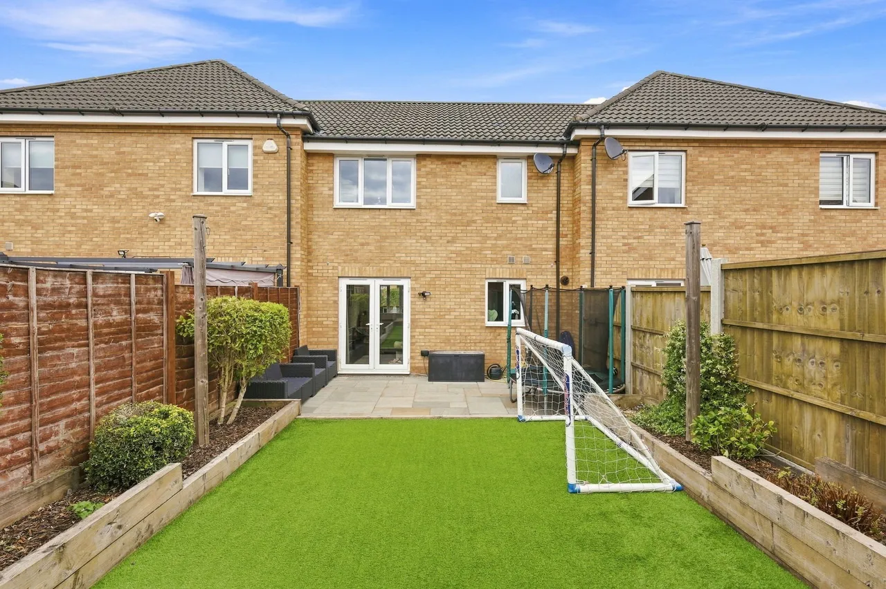 Warwick Crescent, Dunton Fields, Basildon, SS15, photo 3