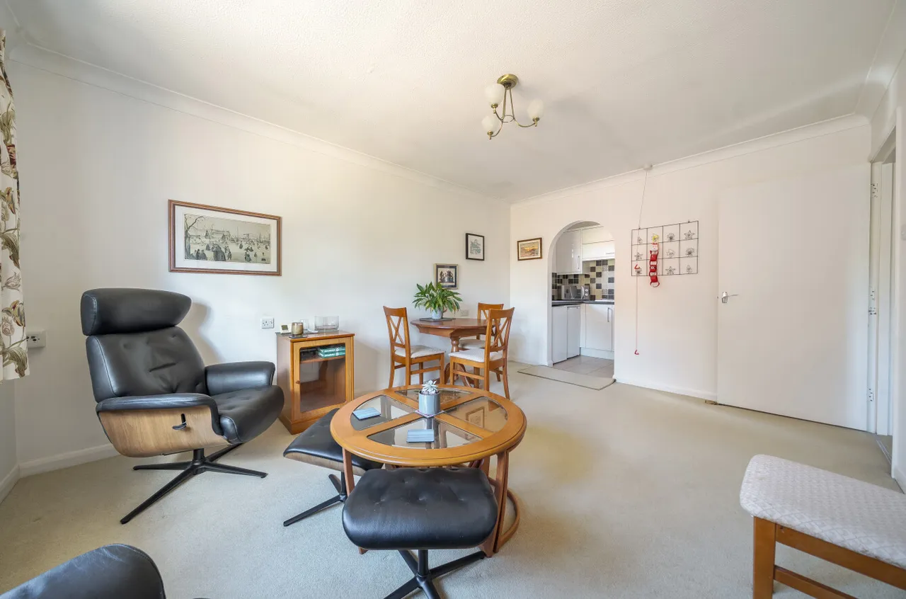 Tarragon Drive, Guildford, GU2, photo 2