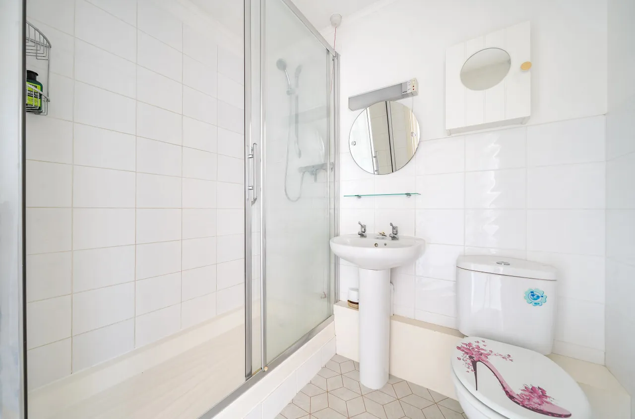 Tarragon Drive, Guildford, GU2, photo 7