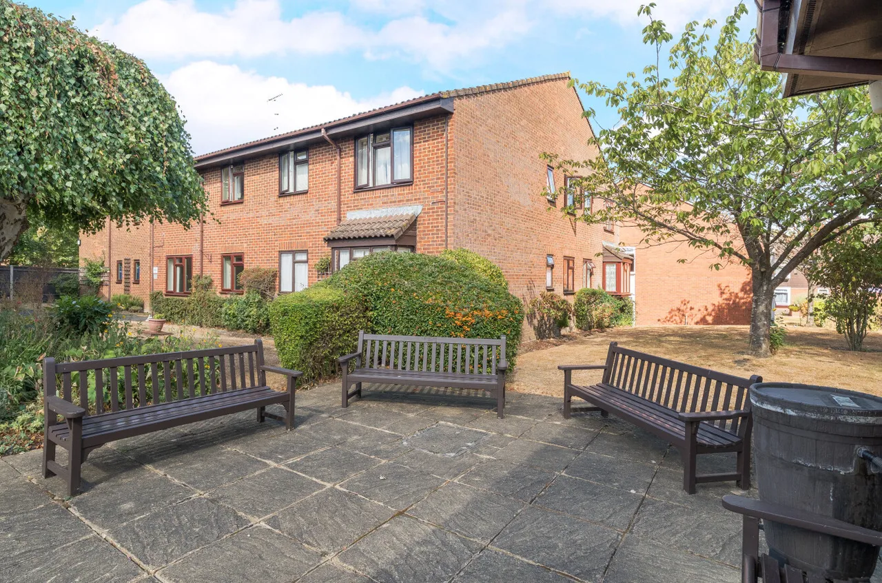 1 bed flat for sale, Tarragon Drive, Guildford, GU2