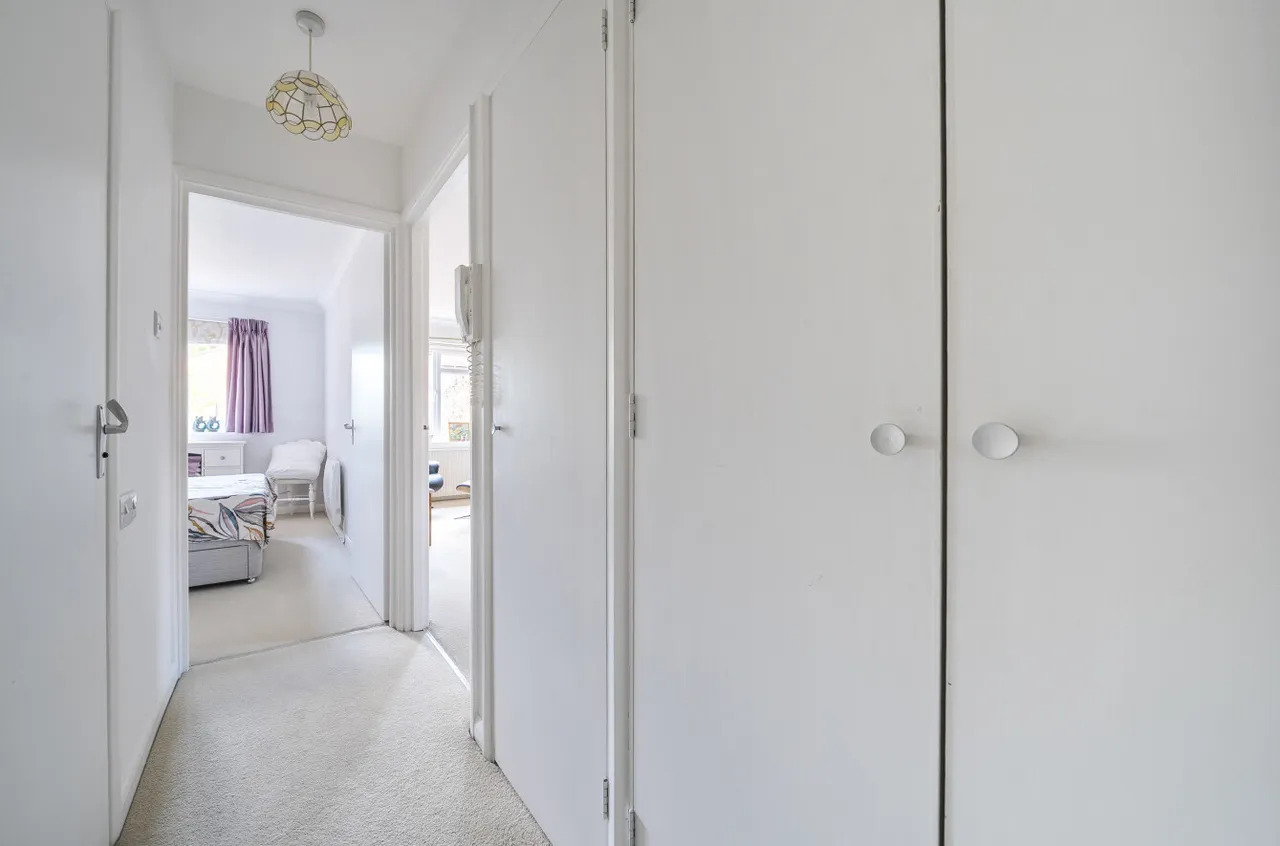 Tarragon Drive, Guildford, GU2, photo 9