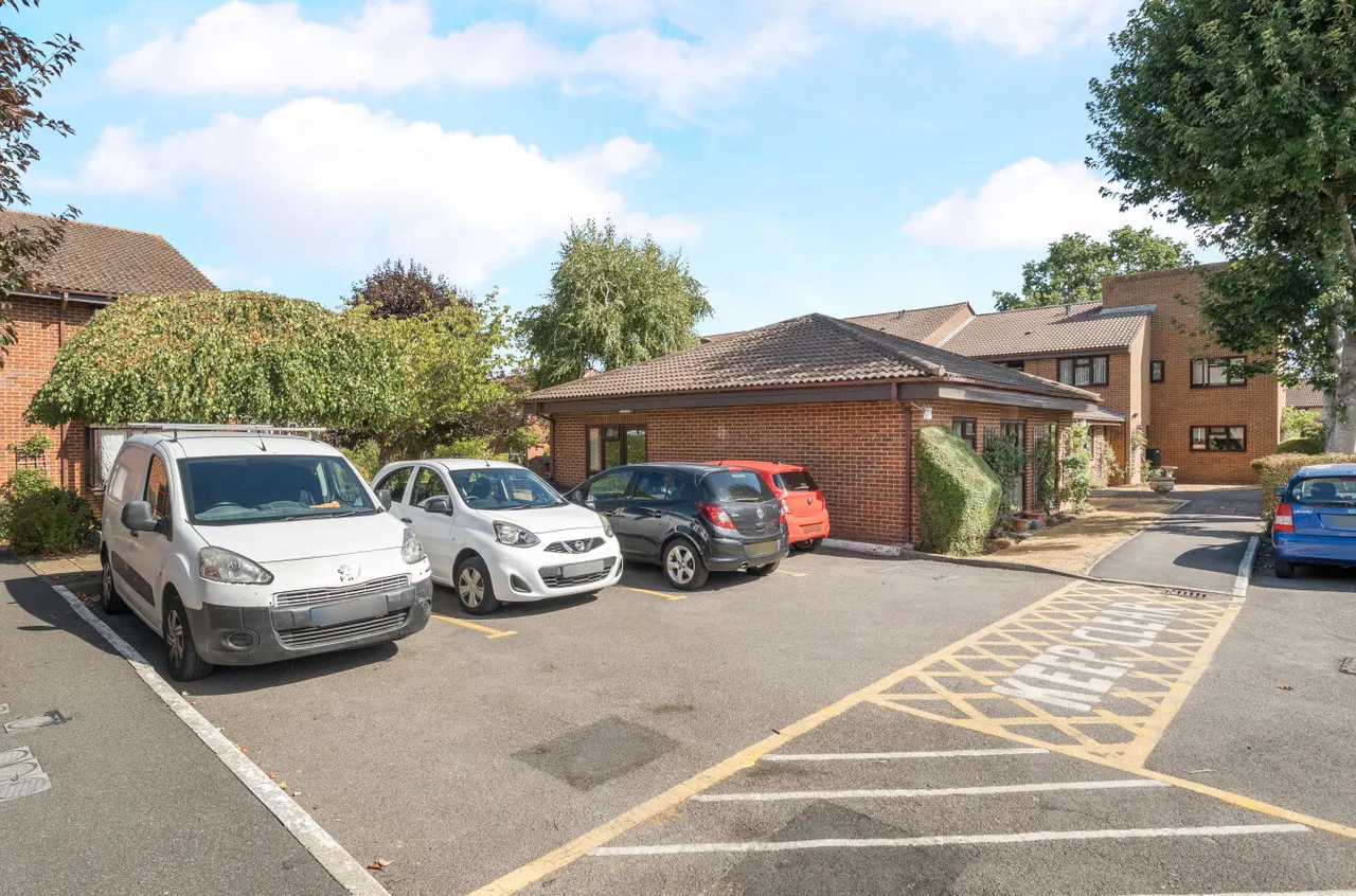 Tarragon Drive, Guildford, GU2, photo 12