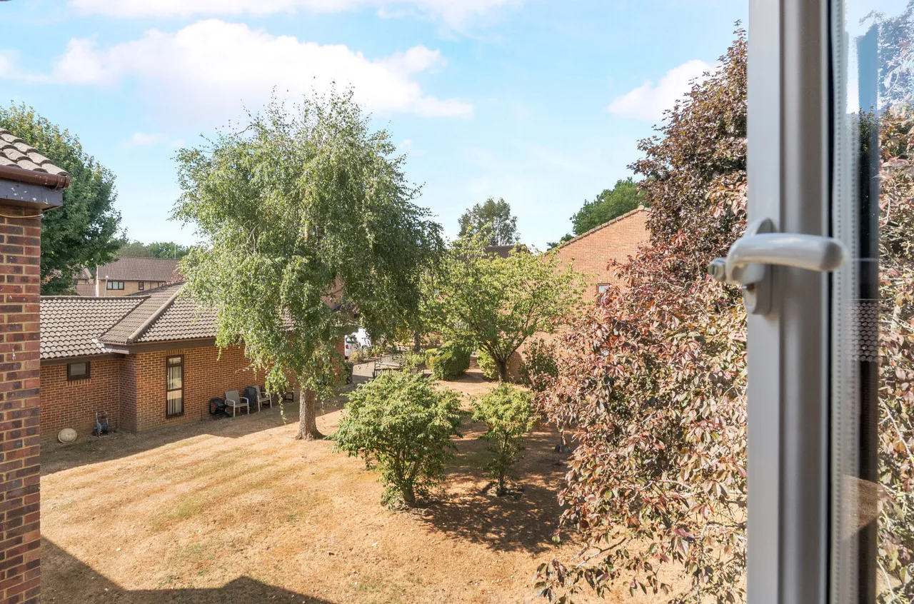 Tarragon Drive, Guildford, GU2, photo 14