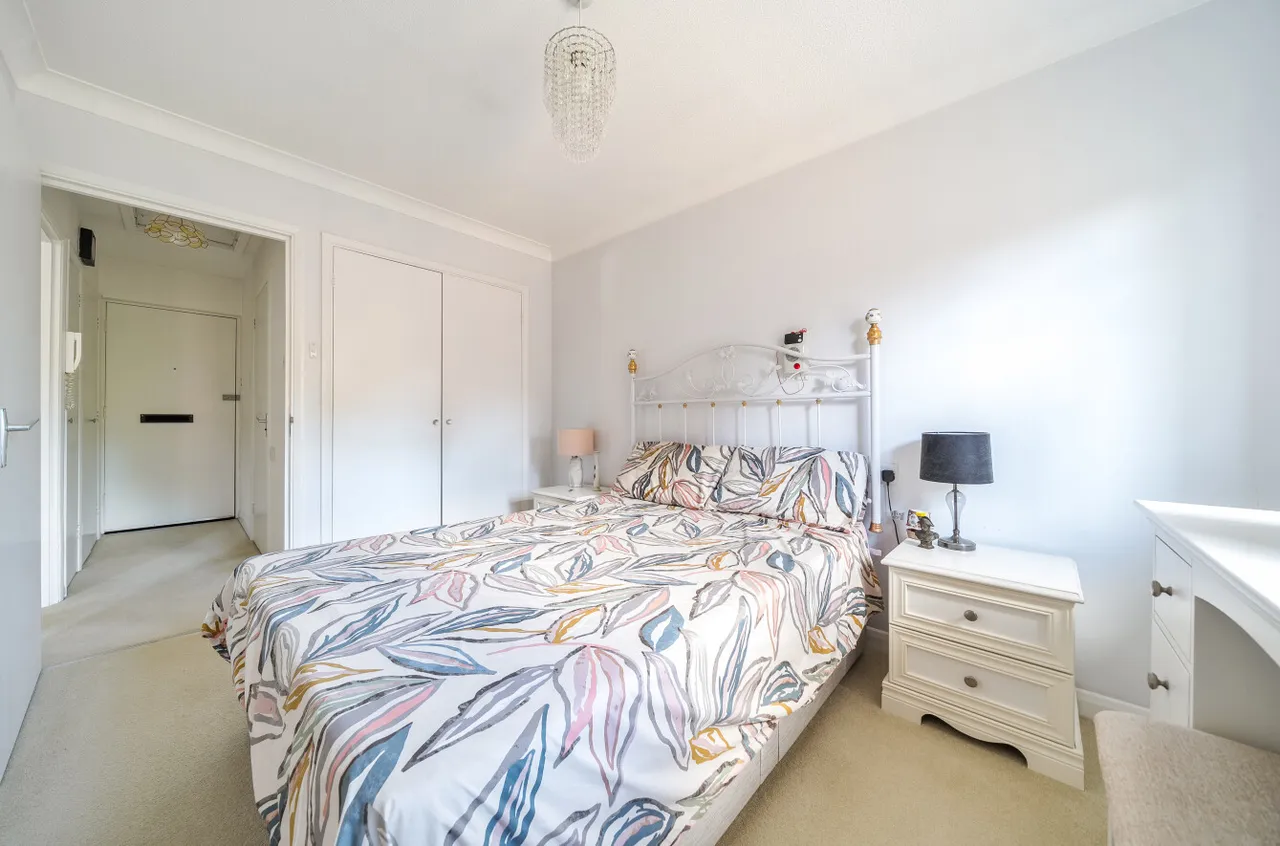 Tarragon Drive, Guildford, GU2, photo 6
