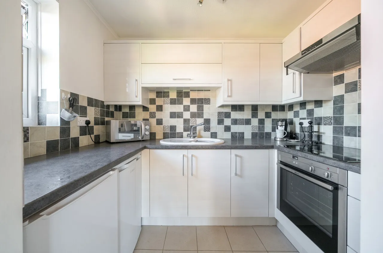 Tarragon Drive, Guildford, GU2, photo 4