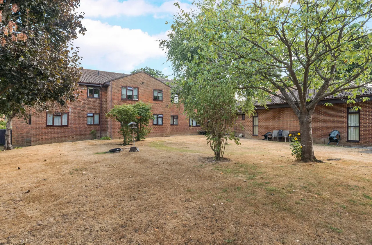 Tarragon Drive, Guildford, GU2, photo 13