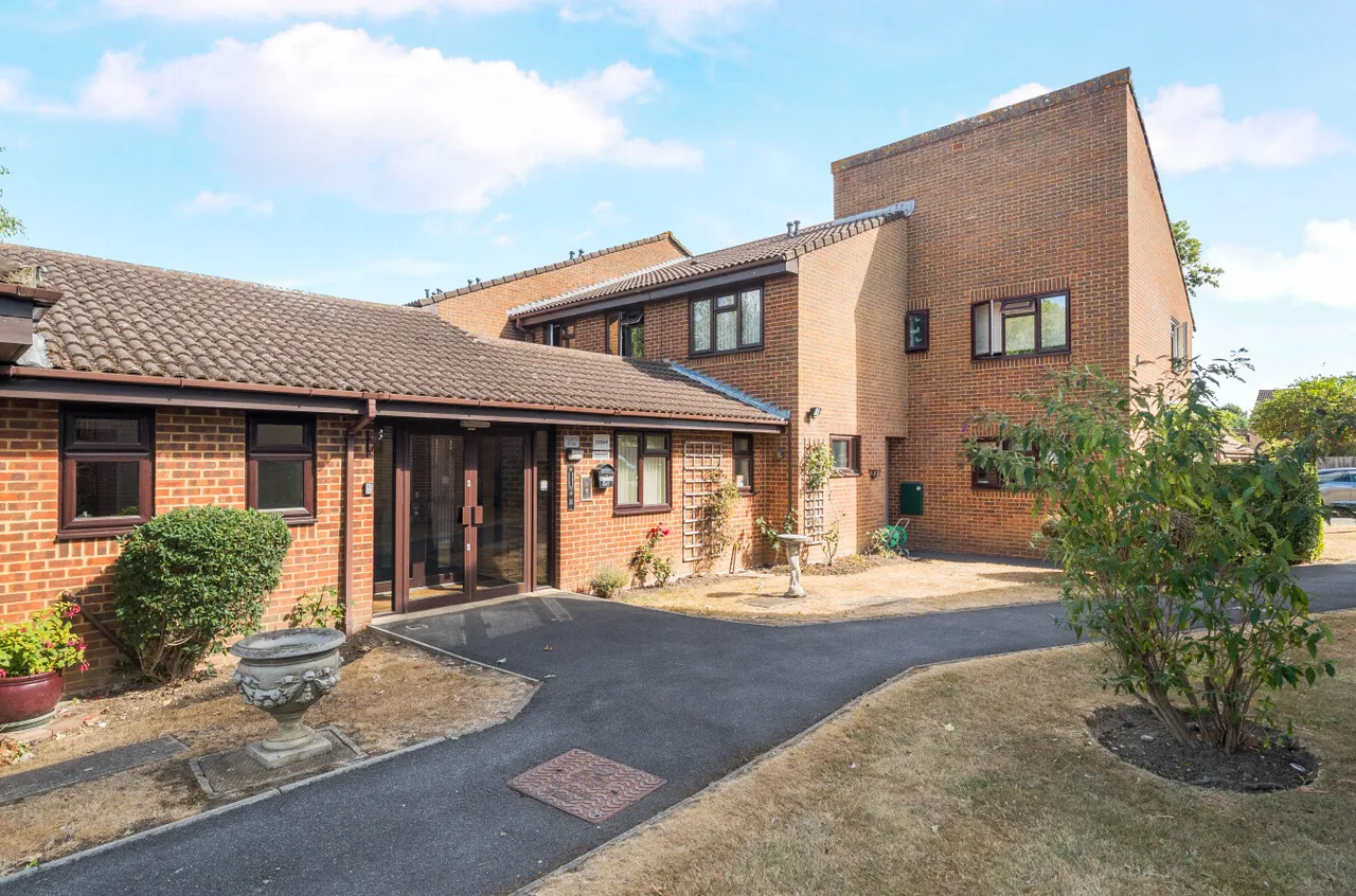 Tarragon Drive, Guildford, GU2, photo 17