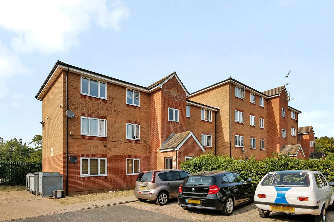 1 bed property for sale — 165 Express Drive, Ilford, Essex, IG3 9RD