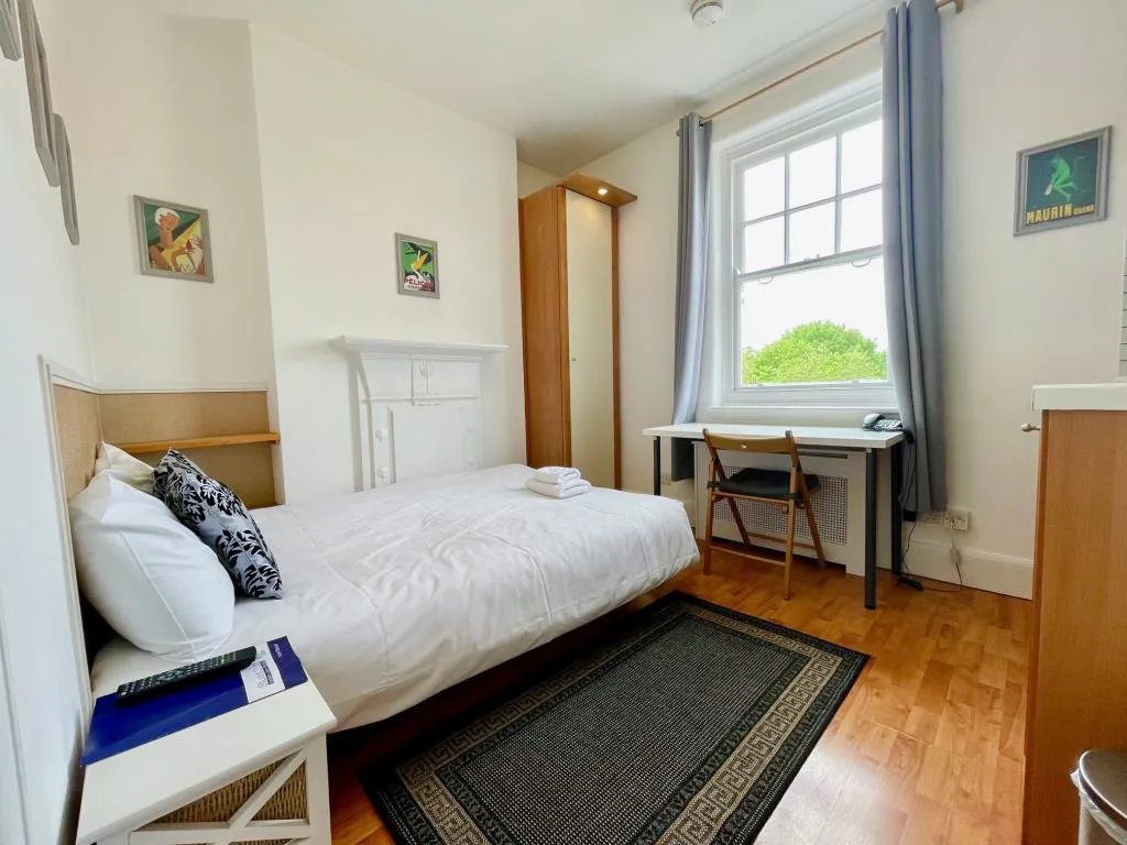Fulham Palace Road, Hammersmith, W6, photo 4