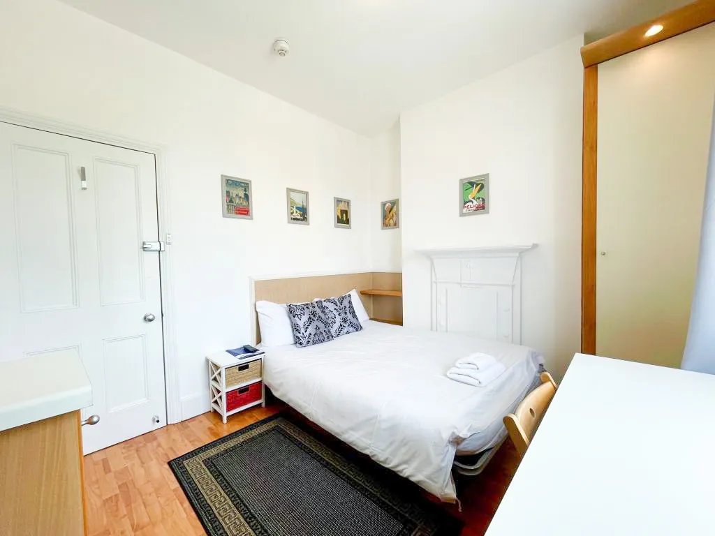 property to rent, Fulham Palace Road, Hammersmith, W6