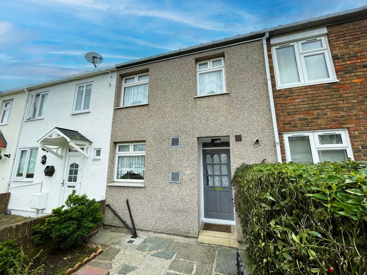 3 bed house for sale — Coltsfoot Path, Harold Hill