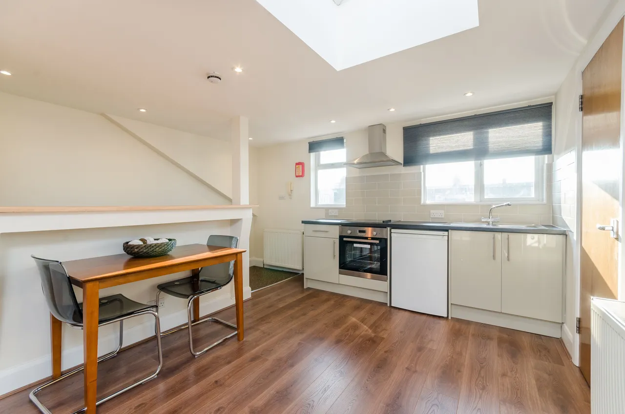 Flat 11, 21 Talgarth Road, London, photo 2