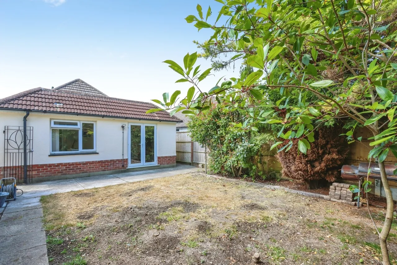 Julyan Avenue, Wallisdown, BH12, photo 2