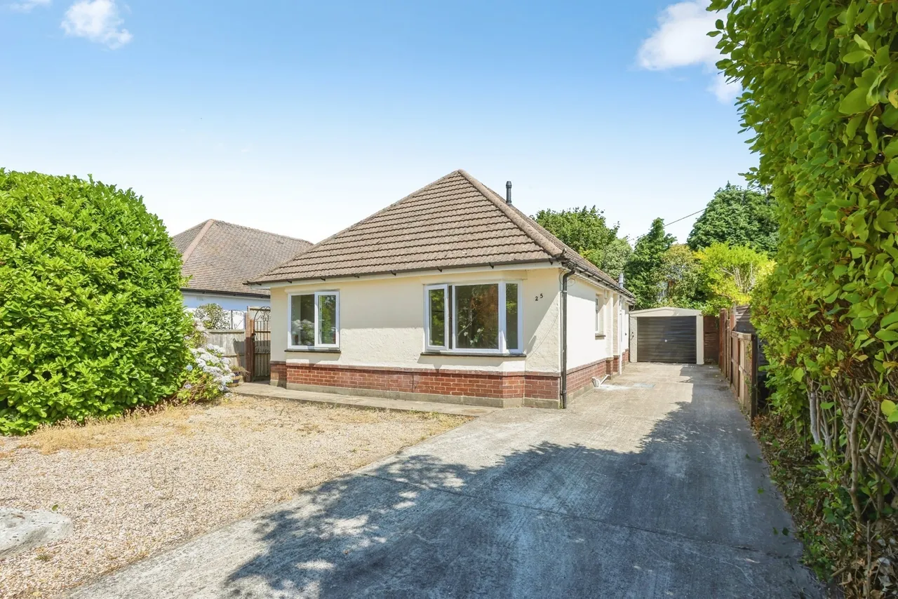 2 bed house for sale, Julyan Avenue, Wallisdown, BH12