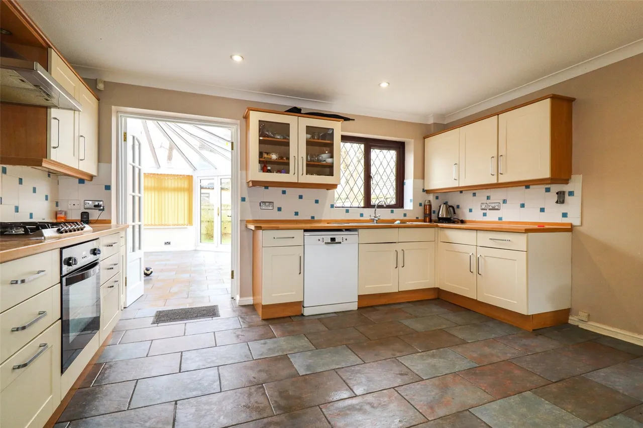Tamworth Drive, Fleet, Hampshire, GU51 2UW, photo 2