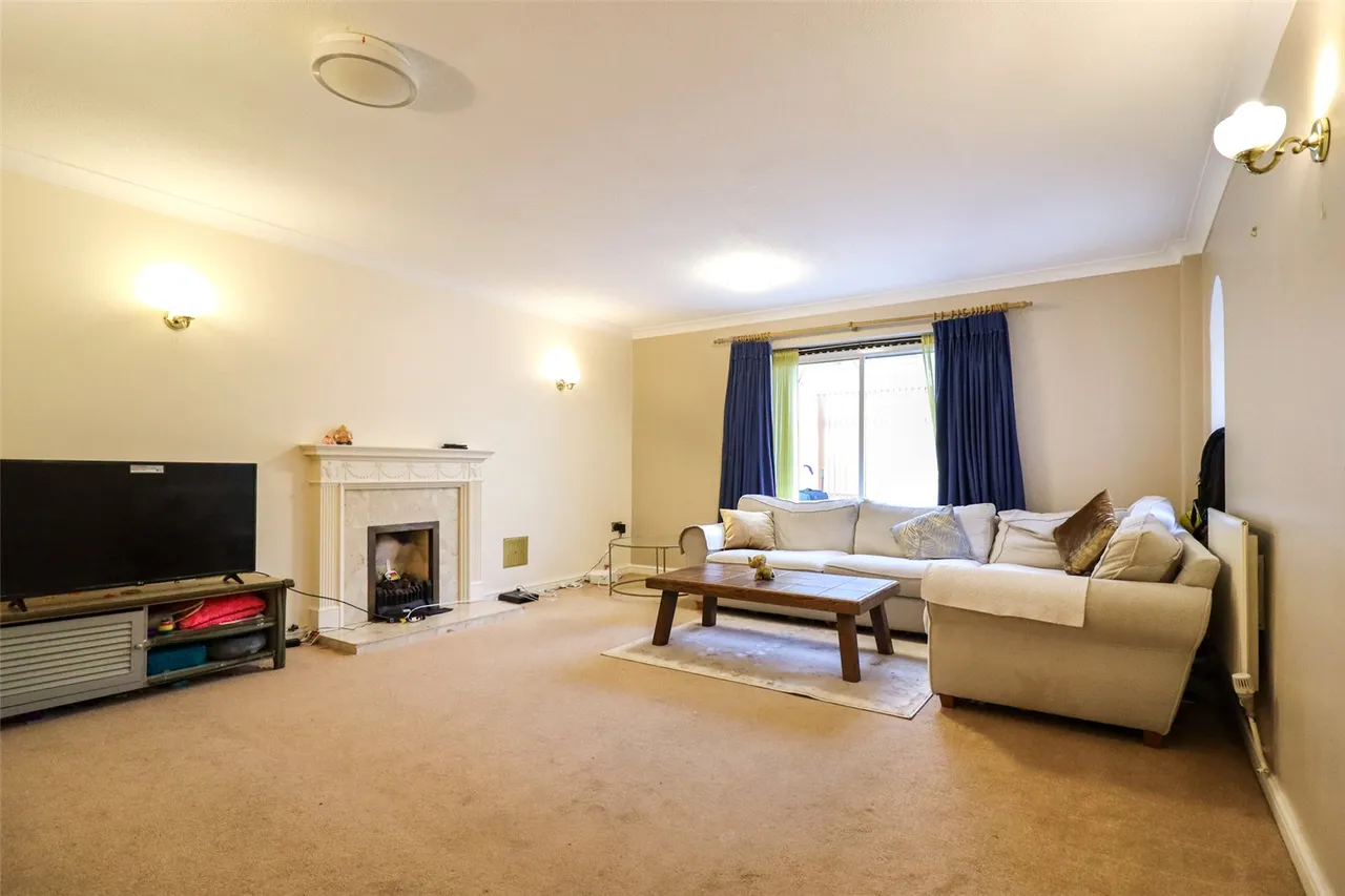 Tamworth Drive, Fleet, Hampshire, GU51 2UW, photo 3