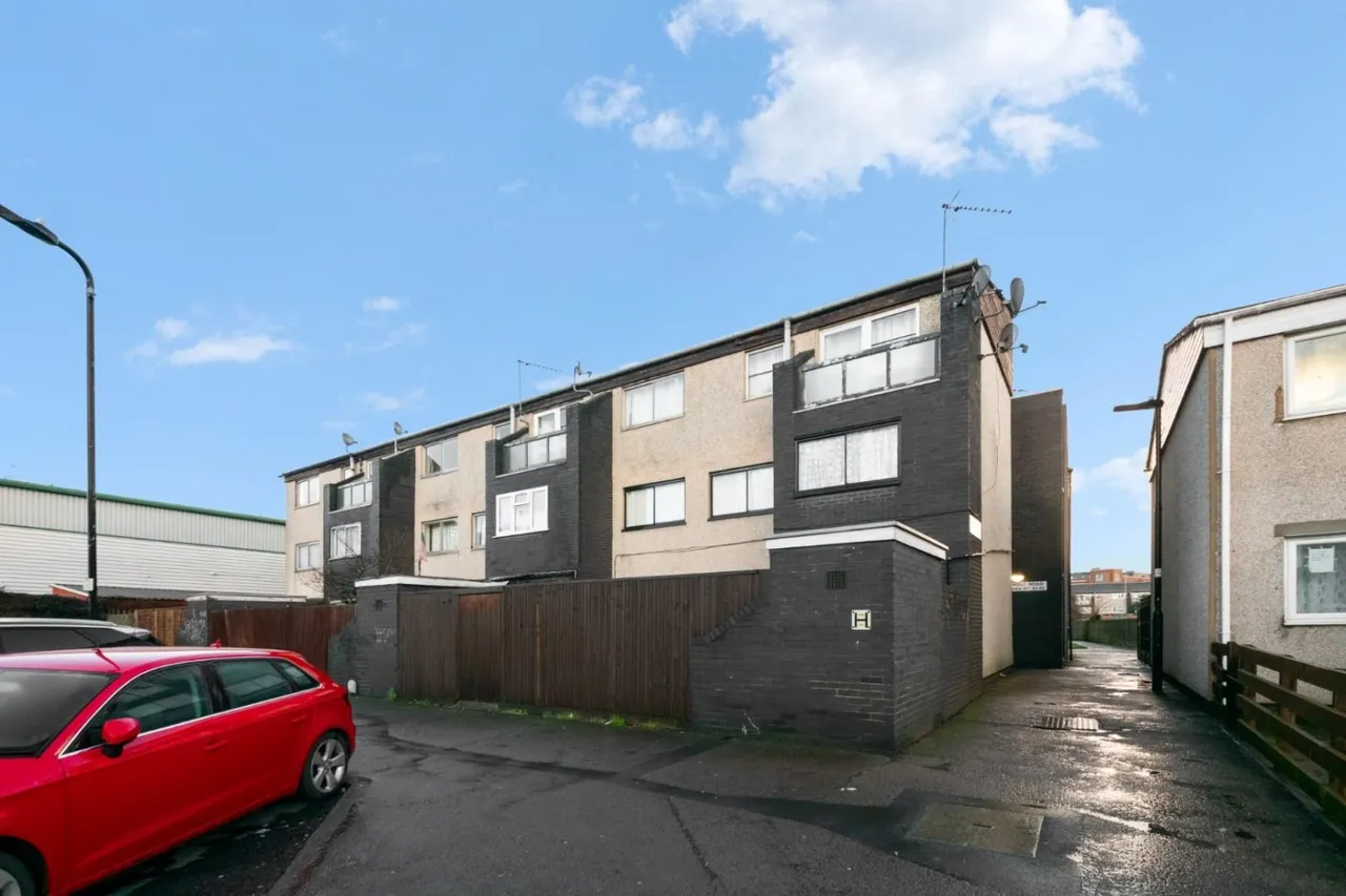 3 bed flat for sale — Hunt Road, Southall