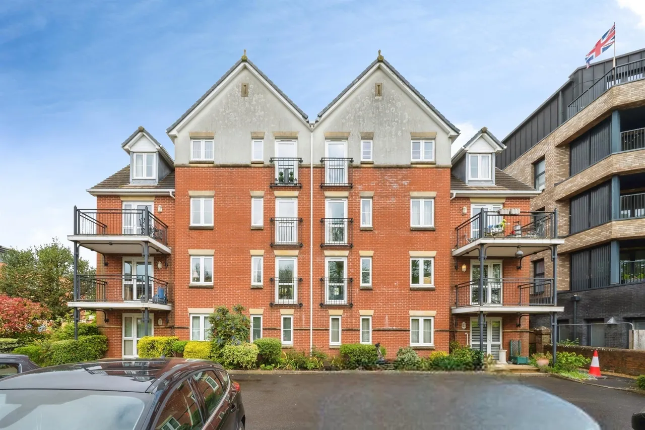 2 bed flat for sale — Archers Road, Eastleigh