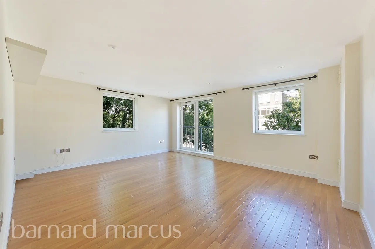 2 bed flat for sale — Lamberts Road, Surbiton