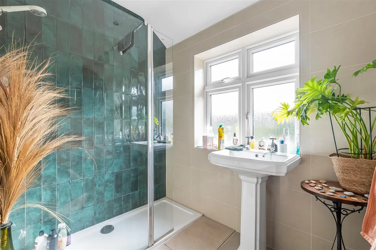 Lodge Road, Fetcham, KT22, photo 11