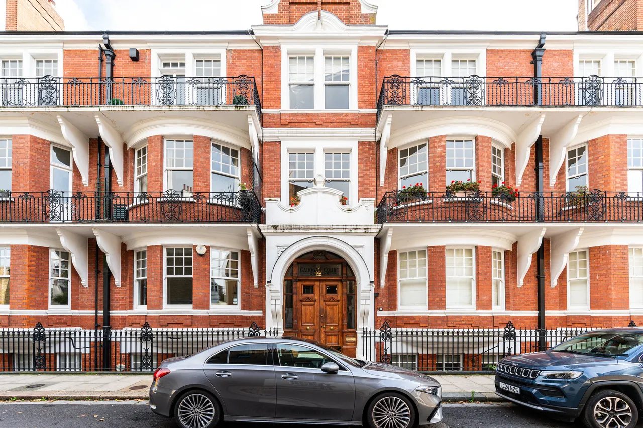 3 bed flat to rent — Flat 4, Cadogan Court Gardens, 1 D'Oyley Street, London
