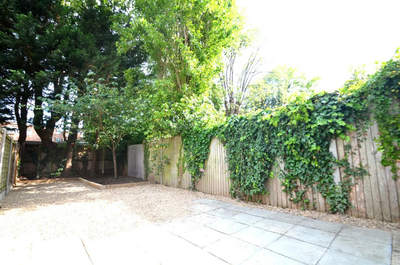 Sidney Road, Staines-upon-Thames, photo 8
