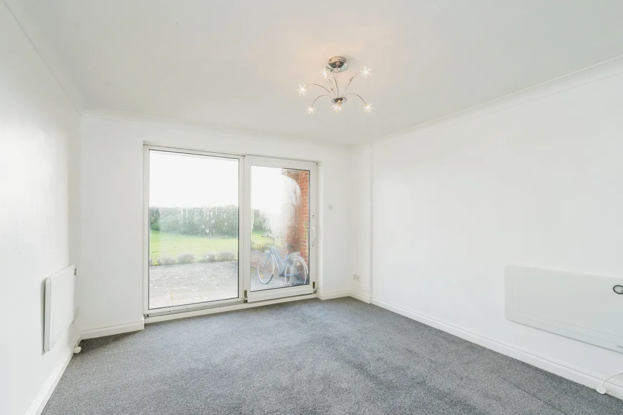 390 Sea Front, Hayling Island, photo 10