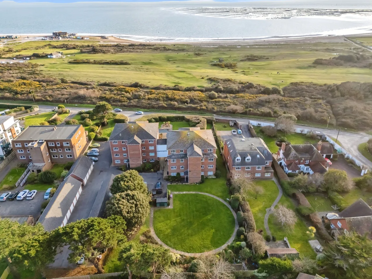 390 Sea Front, Hayling Island, photo 5