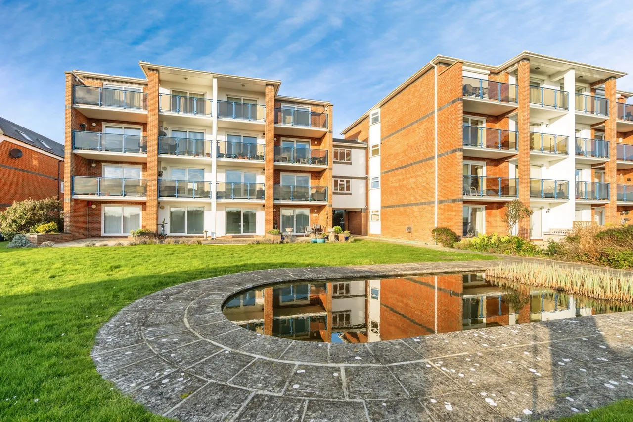 390 Sea Front, Hayling Island, photo 6