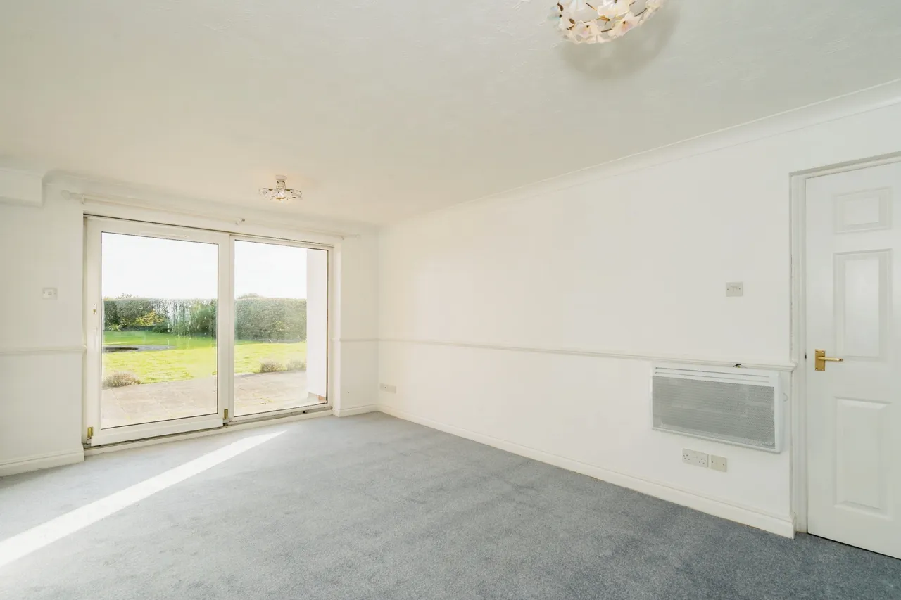 390 Sea Front, Hayling Island, photo 8