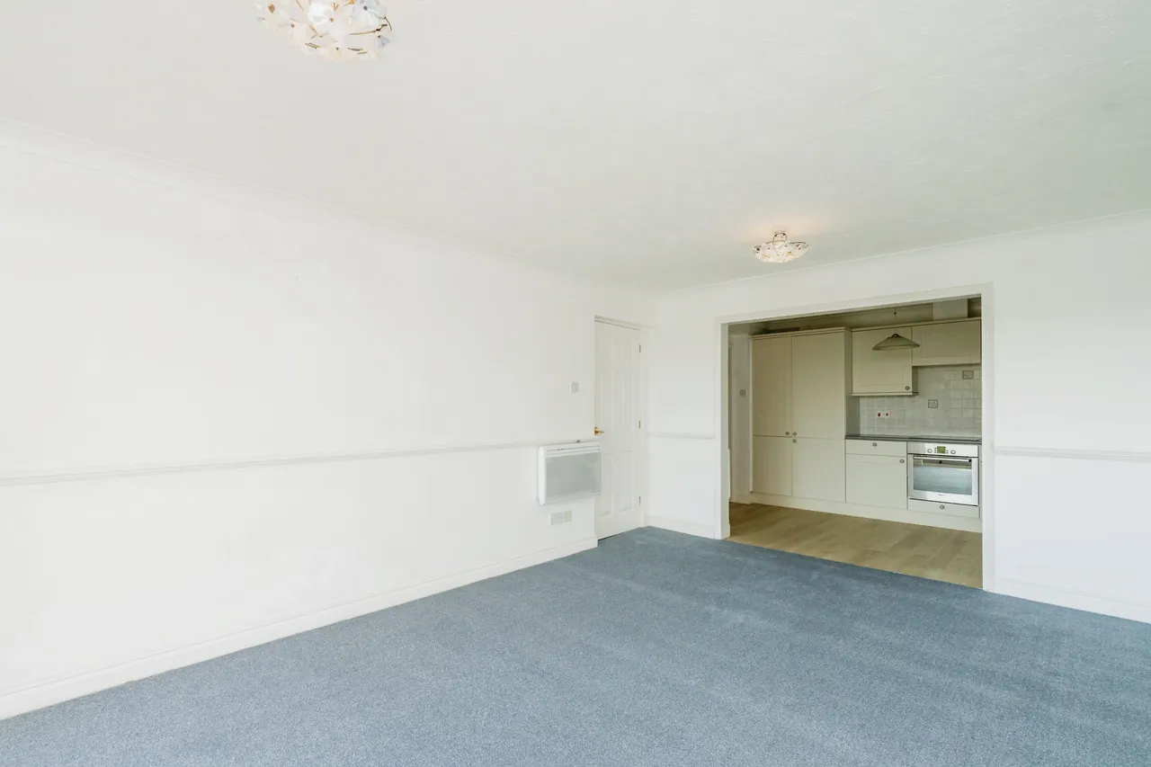 390 Sea Front, Hayling Island, photo 9