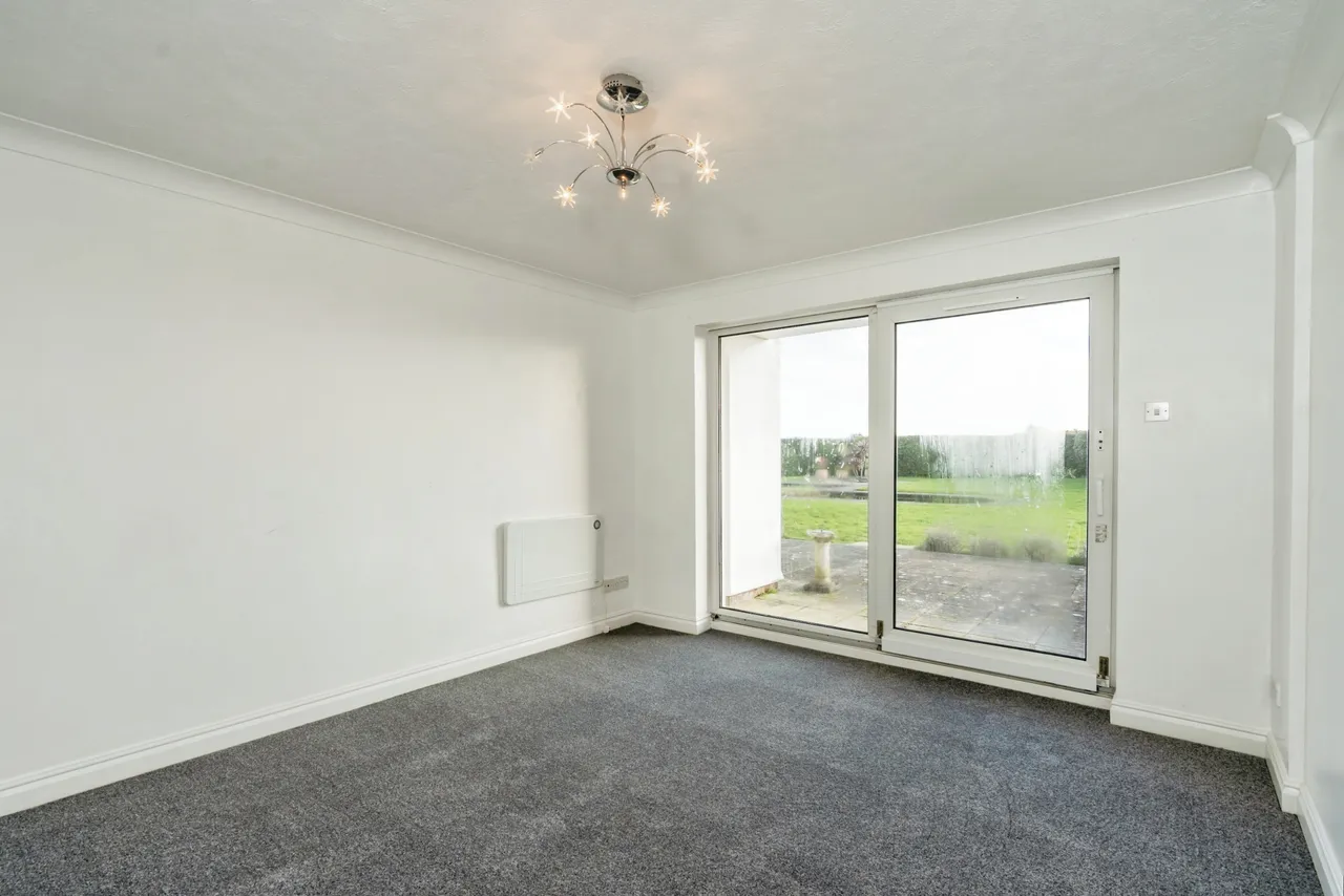 390 Sea Front, Hayling Island, photo 2