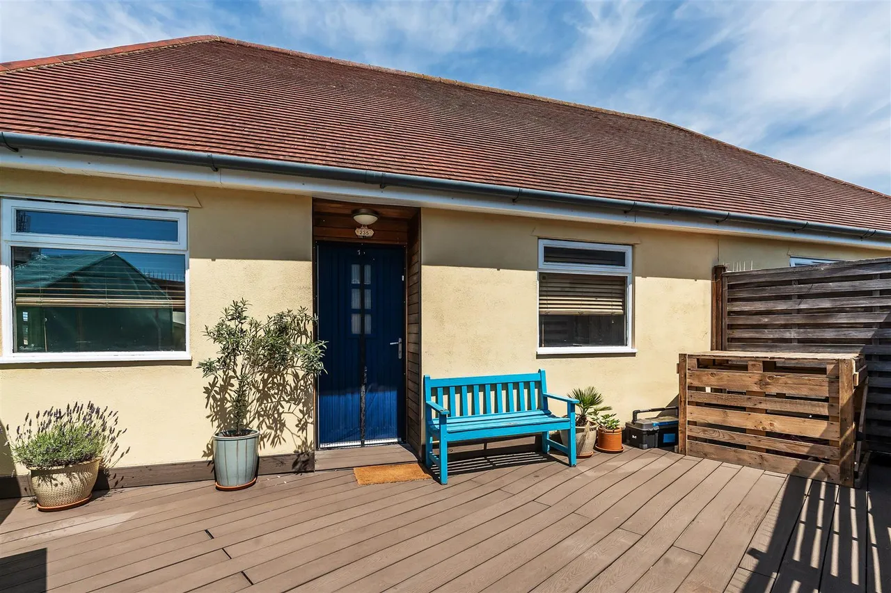 2 bed flat for sale, Elm Road, Leatherhead, KT22