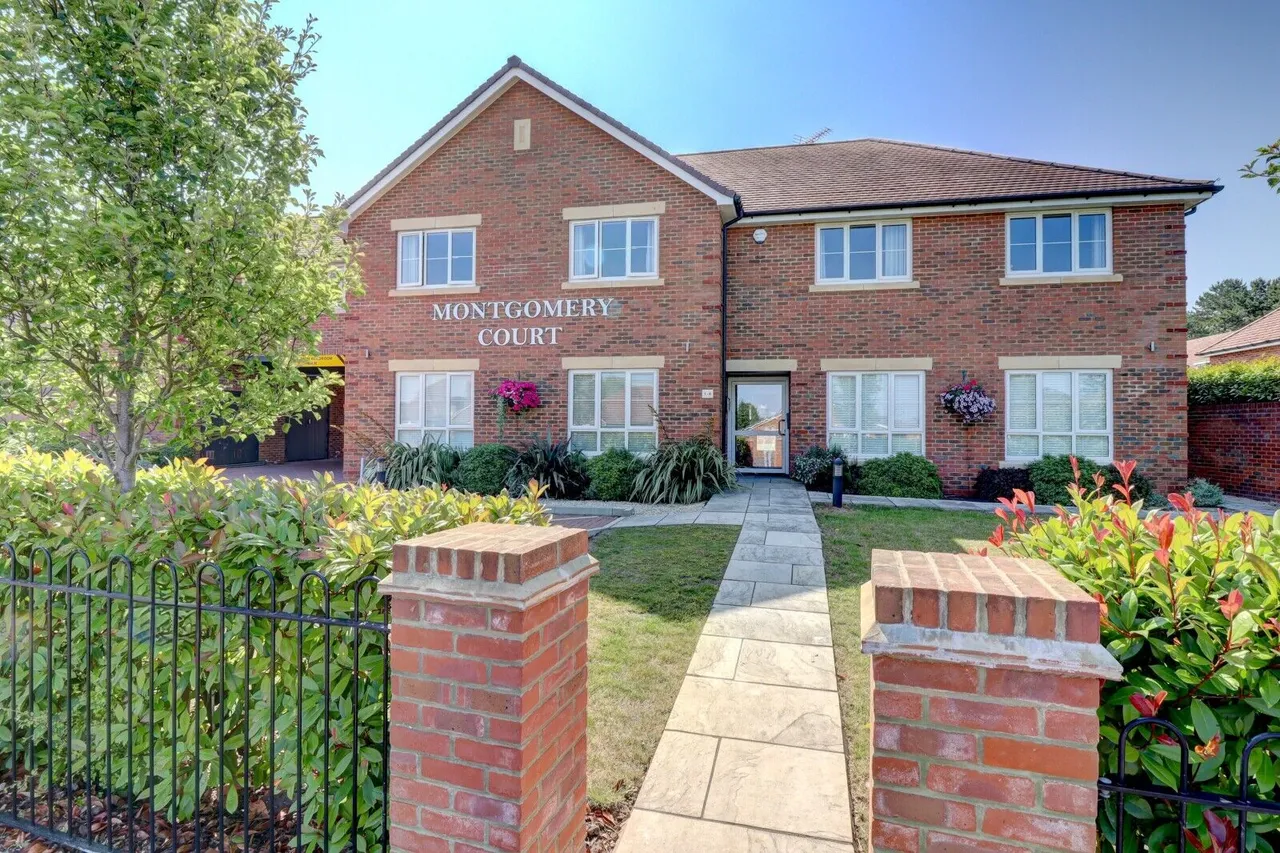 2 bed flat for sale, Wellington Avenue, Princes Risborough, HP27