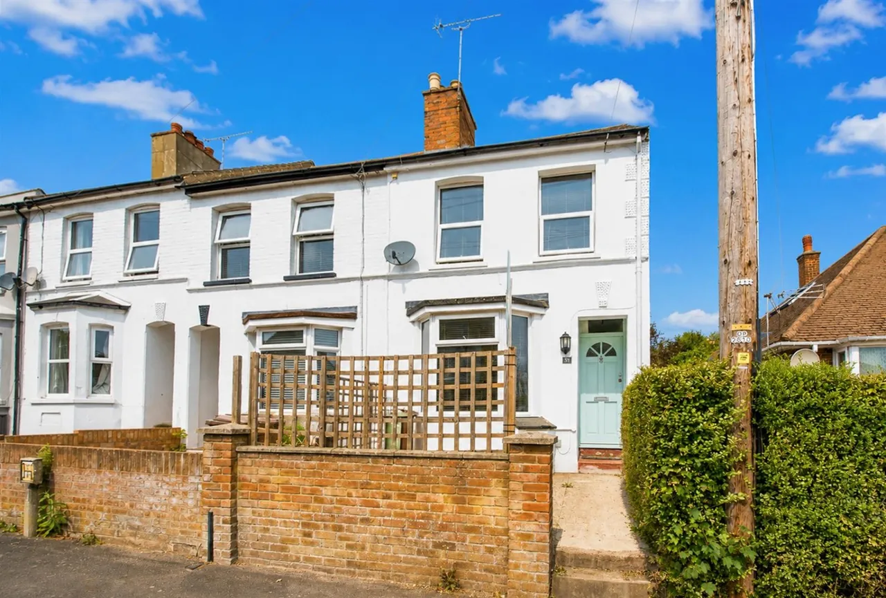 2 bed house for sale — Connaught Road, Aldershot