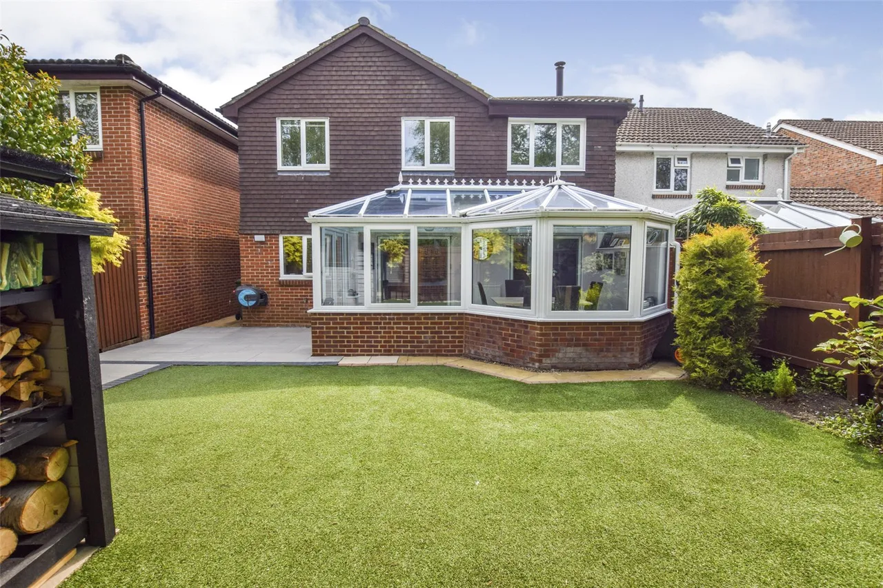 Larch Way, Farnborough, Hampshire, GU14 0QW, photo 4