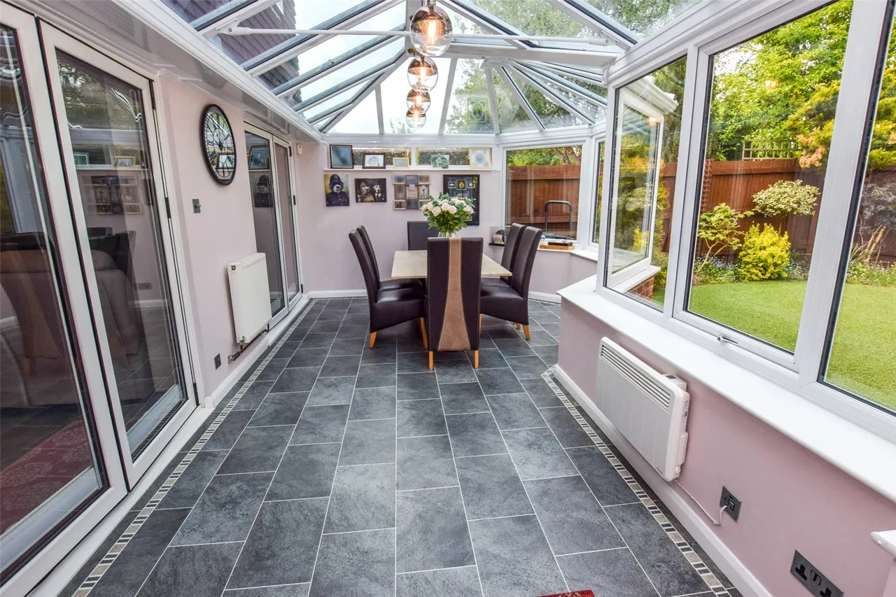 Larch Way, Farnborough, Hampshire, GU14 0QW, photo 5