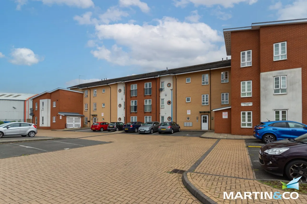 2 bed flat to rent — Kingfisher House, Kingfisher Way, Tipton, DY4