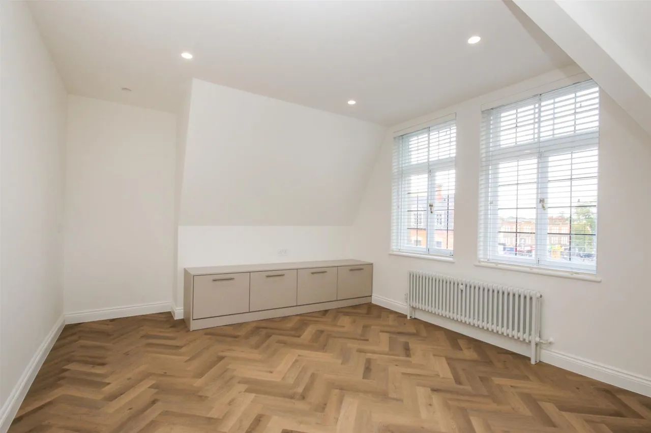 2 bed flat to rent, The Mall, London, W5