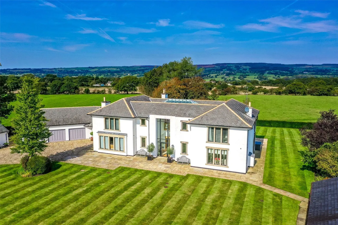 5 bed house for sale, Ribchester Road, Clayton Le Dale, BB1