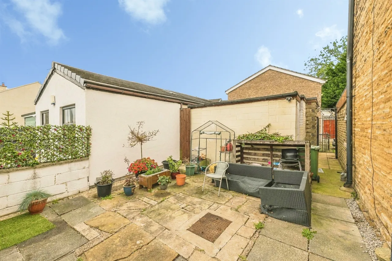 Carlinghow Lane, Batley, WF17, photo 4