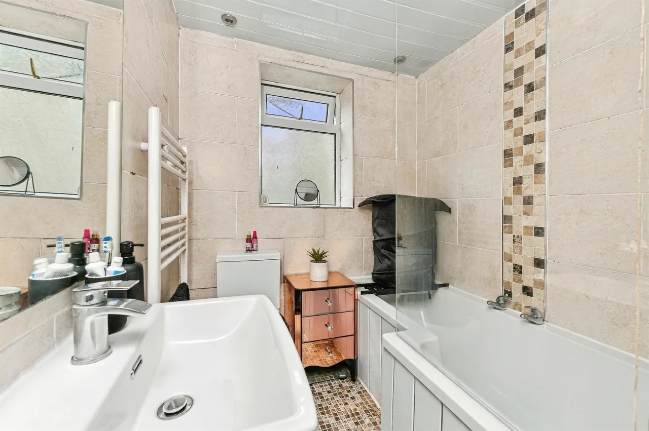 Carlinghow Lane, Batley, WF17, photo 6